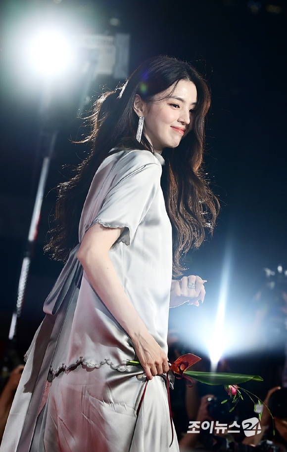 배우 한소희가 17일 오후 부산광역시 해운대구 영화의 전당에서 열린 제30회 부산국제영화제 개막식 레드카펫 행사에 참석하고 있다. [사진=정소희 기자]