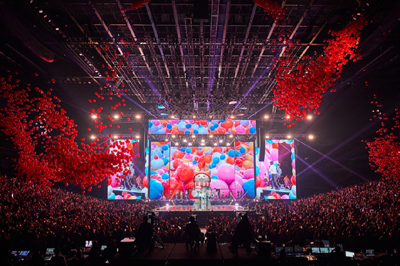 동방신기가 인천 영종도 인스파이어 아레나에서 데뷔 20주년 기념 단독 콘서트 '2023 TVXQ! CONCERT [20&2](2023 동방신기 콘서트 [20&2])' 무대를 꾸미고 있다. [사진=SM엔터테인먼트]