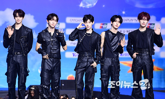 그룹 앤더블(AND2BLE)이 9일 오후 경기도 일산 킨텍스에서 열린 2026 SBS 가요대전 Summer 블루카펫 행사에 참석하고 있다. [사진=정소희 기자]