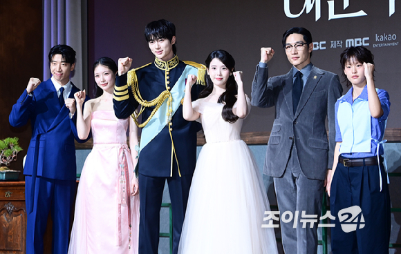 배우 변우석과 아이유가 6일 서울 조선팰리스 강남 호텔에서 진행된 MBC 금토드라마 '21세기 대군부인' 제작발표회에 참석하고 있다. [사진=정소희 기자]