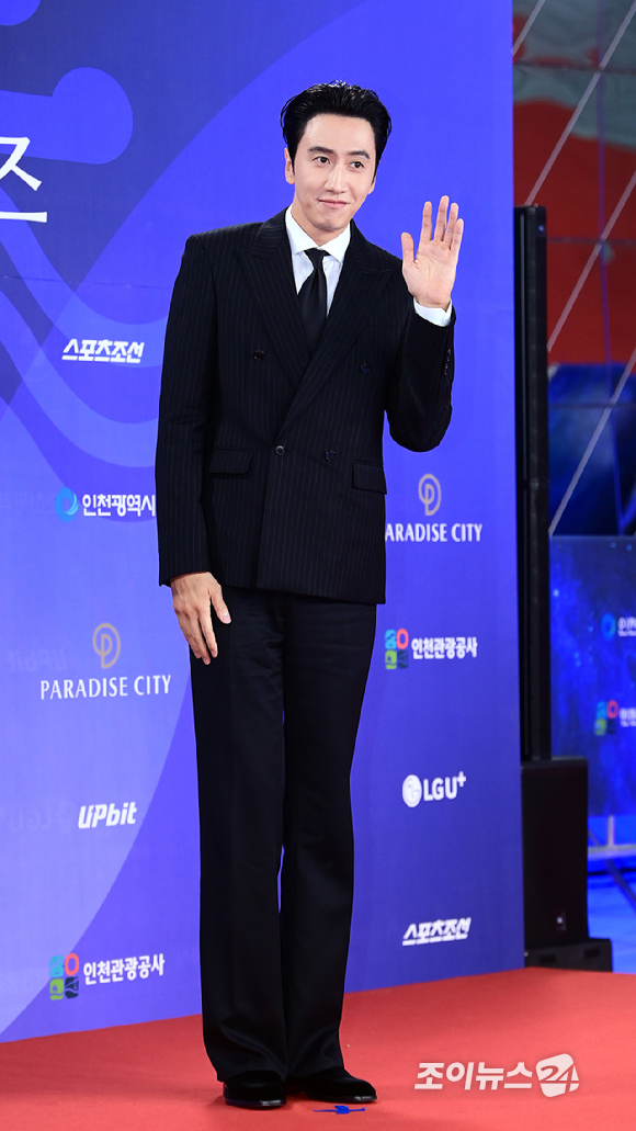 배우 이광수가 18일 오후 인천광역시 파라다이스 시티에서 열린 제4회 청룡시리즈어워즈 레드카펫 행사에 참석하고 있다. [사진=정소희 기자]