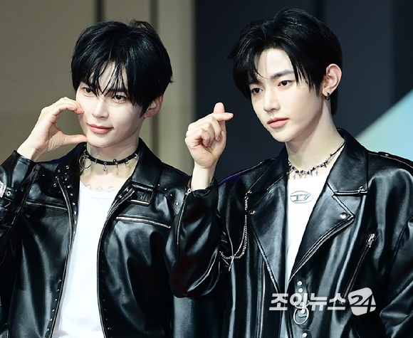 그룹 제로베이스원(ZEROBASEONE) 성한빈과 장하오가 25일 오후 인천광역시 중구 운서동 인스파이어 아레나에서 열린 '2025 SBS 가요대전' 레드카펫 행사에 참석하고 있다. [사진=정소희 기자]