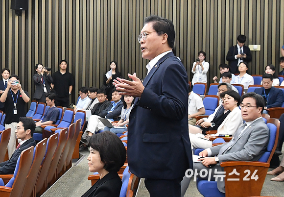 송석준 국민의힘 의원이 17일 서울 여의도 국회에서 열린 의원총회에서 공개 발언 요청을 하고 있다. [사진=곽영래 기자]