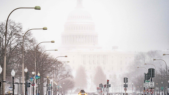 25일(현지시간) 미국 워싱턴DC에 있는 연방의회 의사당 앞에 눈이 쌓여 있다. [사진=AFP/연합뉴스]