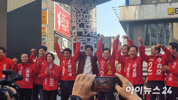 한동훈 국민의힘 비상대책위원장이 21일 대구 동성로 무대에서 국민의힘 대구 지역 후보들과 손을 맞잡고 만세를 하고 있다. [사진=박정민 기자]