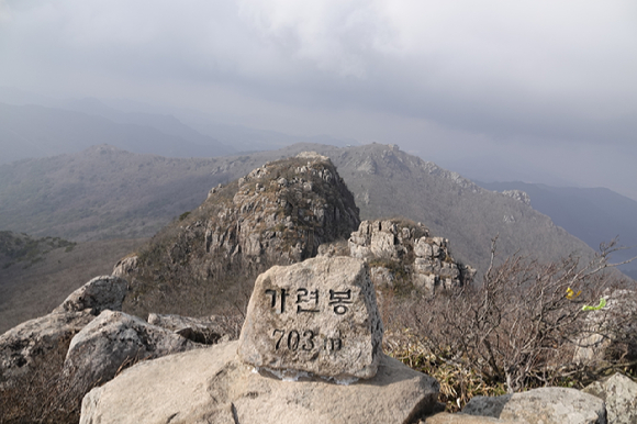 두륜산 너른 절마당과 두룬산. [사진=박성기]