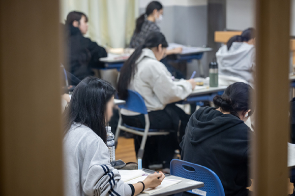 2025학년도 대학수학능력시험이 실시된 14일 부산 동래구 사직고등학교에서 수험생들이 시험 시작을 기다리고 있다. [사진=연합뉴스]