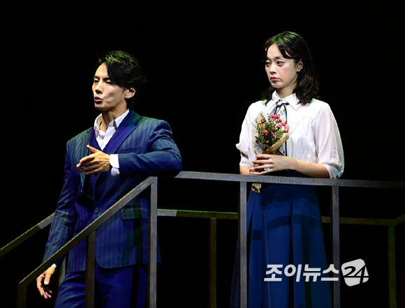 배우 윤시윤과 전소민이 10일 오후 서울 강서구 마곡동 LG아트센터 서울에서 열린 연극 '사의 찬미' 프레스콜에서 열연하고 있다. [사진=정소희 기자]