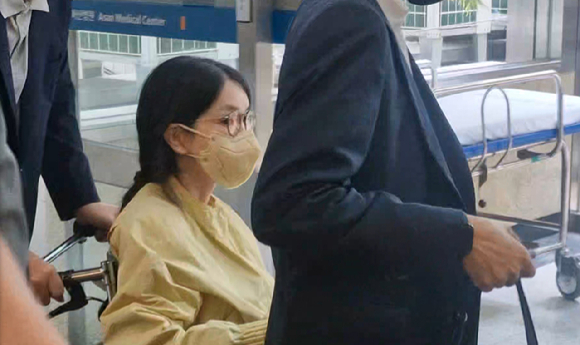 지난 27일 서울 송파구 서울아산병원에서 윤석열 전 대통령이 미는 휠체어에 탄 채 퇴원하고 있다. 2025.6.27 [SBS·MBC·KBS·YTN·MBN 방송 풀 제공] [사진=연합뉴스]