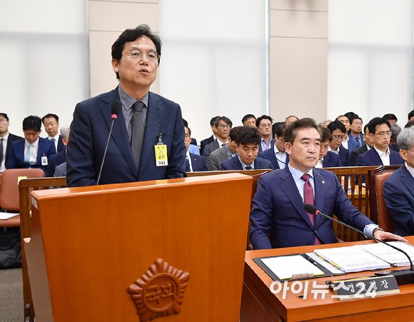 김철문 경북경찰청장이 11일 오전 서울 여의도 국회에서 열린 행정안전위원회 전체회의에서 질의에 답변하고 있다. [사진=곽영래 기자]