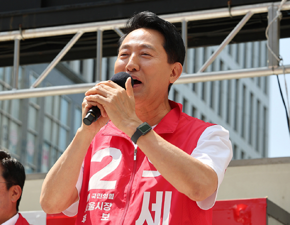 오세훈 국민의힘 서울시장 후보가 23일 서울 강서구 발산역 인근 광장에서 열린 유세에서 시민들을 향해 지지를 호소하고 있다. [사진=연합뉴스]
