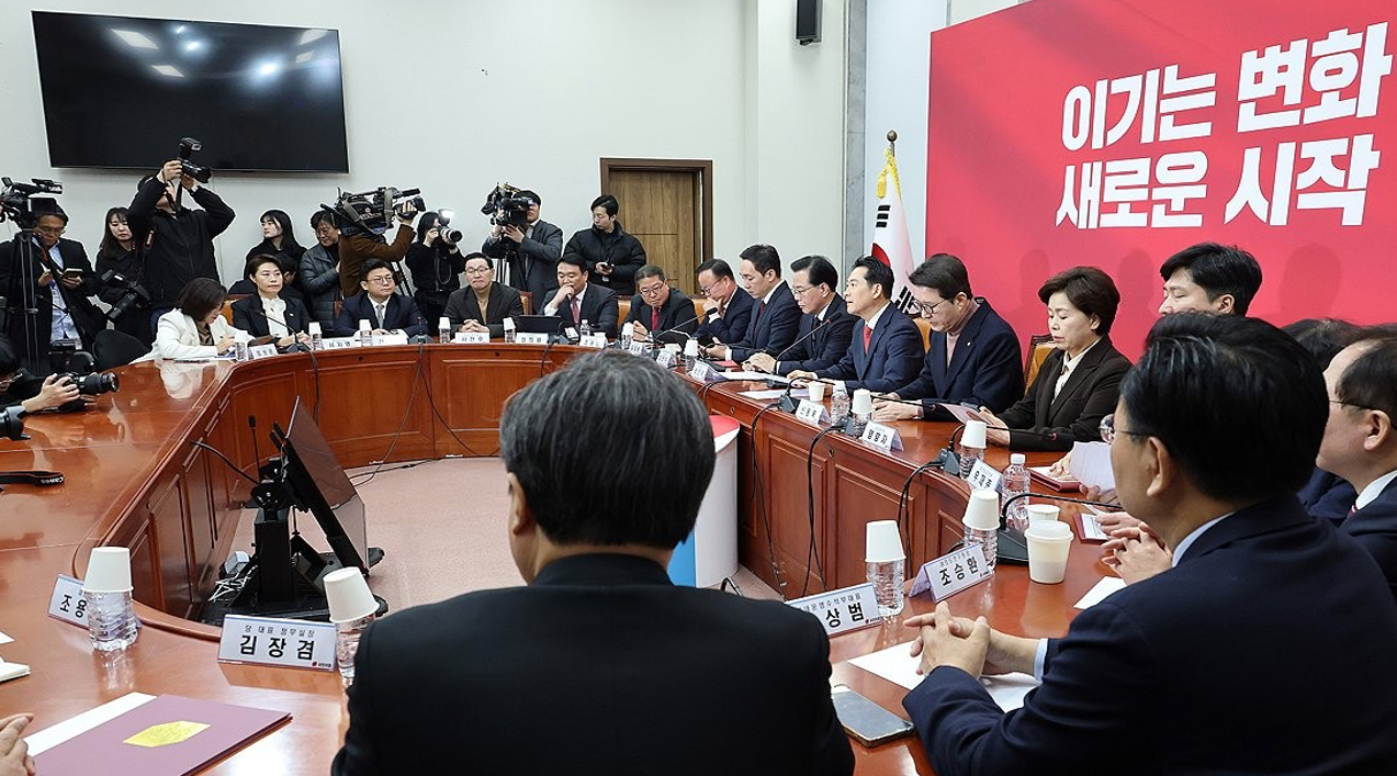 단식을 시작한 국민의힘 장동혁 대표가 15일 서울 여의도 국회 로텐더홀에 자리해 있다. 2026.1.15 [사진=연합뉴스]