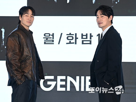 배우 박해수, 이희준이 13일 서울 구로구 더 세인트에서 열린 ENA 새 월화 '허수아비' 제작발표회에서 포토타임을 갖고 있다. [사진=곽영래 기자]