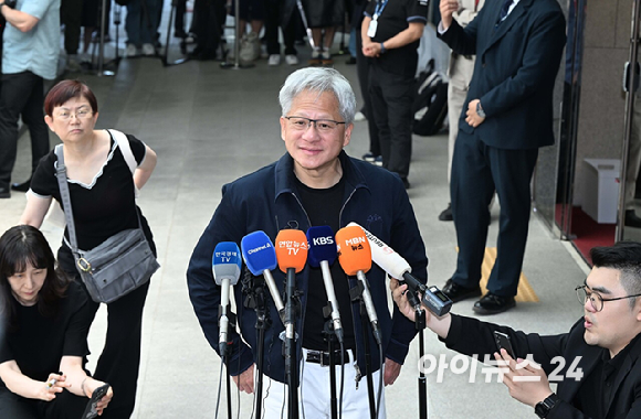 젠슨 황 엔비디아 최고경영자(CEO)가 5일 오후 전세기를 통해 서울김포비즈니스항공센터로 입국해 취재진과 인터뷰를 갖고 있다. [사진=정소희 기자]