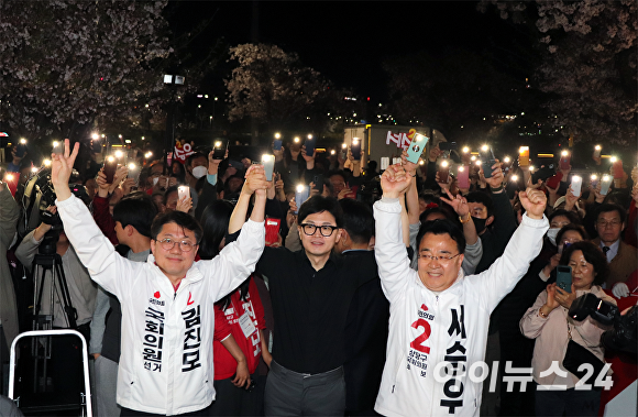 국민의힘 한동훈 총괄선거대책위원장과 김진모(청주 서원)·서승우(청주 상당) 국회의원 후보가 7일 청주시 서원구 분평동 원마루시장에서 청주시민들과 함께 기념 촬영을 하고 있다. [사진=한준성 기자]