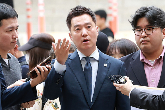 배우 김수현의 명예를 훼손한 혐의를 받는 김세의 가로세로연구소 대표가 26일 오전 서울 서초구 서울중앙지방법원에서 열린 구속 전 피의자 심문(영장실질심사)에 출석하고 있다. [사진=사진공동취재단]