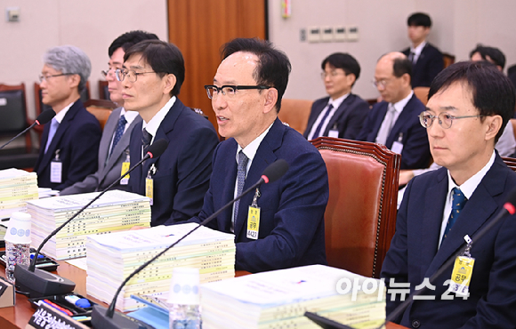 김대웅 서울고등법원장이 16일 서울 여의도 국회에서 열린 법제사법위원회의 서울고등법원 등에 대한 국정감사에서 질의에 답변하고 있다. [사진=곽영래 기자]