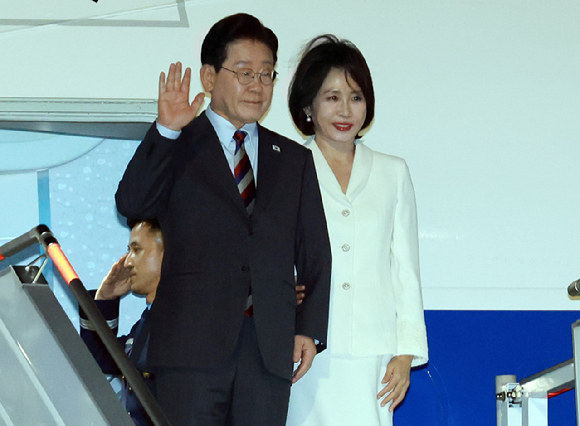 멕시코를 국빈방문한 이재명 대통령과 김혜경 여사가 23일(현지시간) 멕시코시티 펠리페 앙헬레스 국제공항에 도착한 공군 1호기에서 환영객에게 인사하고 있다. 2026.9.24 [사진=연합뉴스]