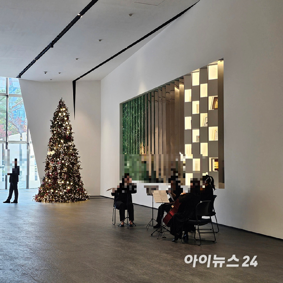 서울 송파구 문정동의 '래미안 갤러리'에 마련된 '반포 래미안 트리니원' 견본주택 내 전경. 2025.11.07 [사진=이효정 기자 ]