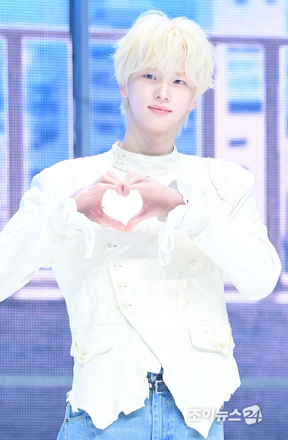 그룹 투어스 신유가 27일 오후 서울 광진구 광장동 예스24라이브홀에서 열린 투어스(TWS) 미니 5집 'NO TRAGEDY' 발매 기념 쇼케이스에서 참석하고 있다. [사진=정소희 기자]