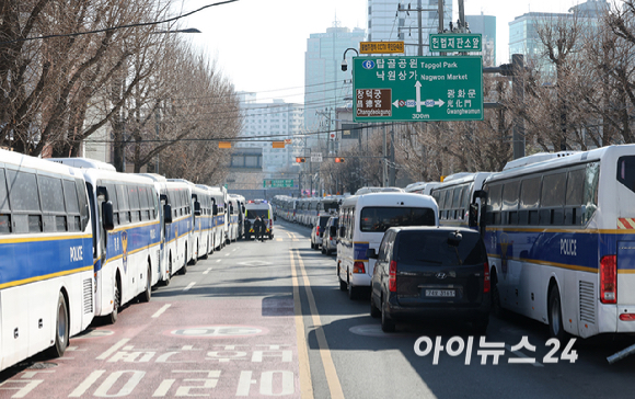 윤석열 대통령에 대한 탄핵심판 4차 변론이 열린 23일 오후 서울 종로구 헌법재판소 인근 도로에 차량통행이 제한되고 있다. [사진=사진공동취재단]