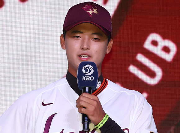 서울 송파구 롯데호텔 월드에서 열린 2026 KBO 신인 드래프트에서 키움 히어로즈에 1라운드 1순위 지명을 받은 천안북일고 오른손 투수 박준현이 소감을 말하고 있다. 2025.9.17 [사진=연합뉴스]