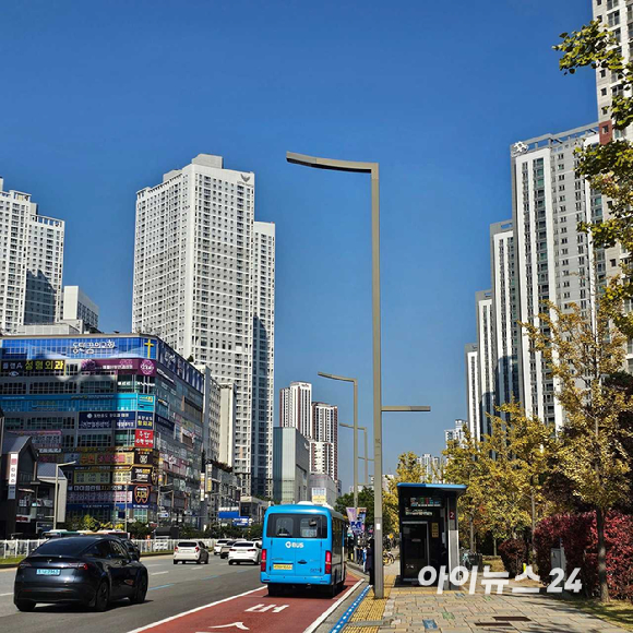 동탄대로에서 바라본 동탄역 롯데캐슬(왼쪽) 전경. 2025.11.04 [사진=이효정 기자]