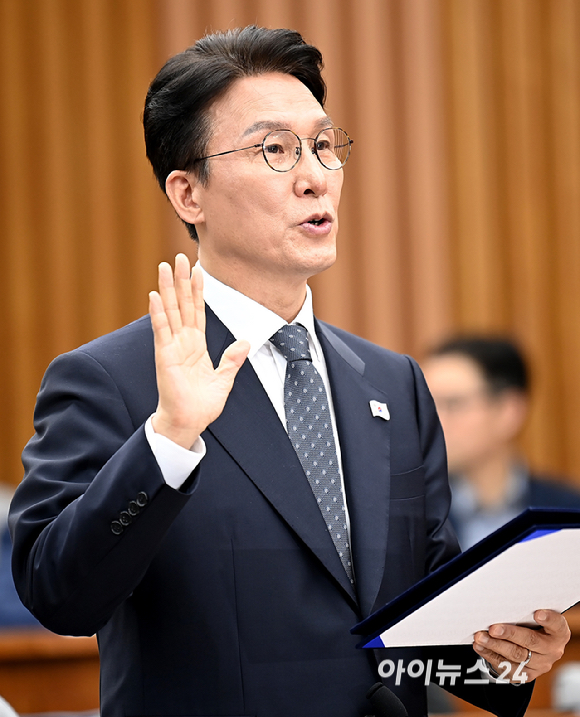 김민석 국무총리 후보자가 24일 서울 여의도 국회에서 열린 국무총리(김민석) 임명동의안 심사를 위한 인사청문회에서 선서를 하고 있다. [사진=곽영래 기자]