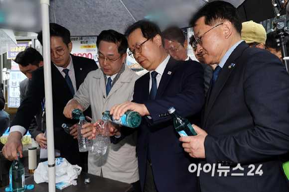 국회 '윤석열 정권 정치검찰 조작기소 의혹 사건 진상규명 국정조사특별위원회'가 '연어 술 파티', '진술 회유 의혹' 검증을 위해 9일 경기 수원지검을 현장 방문한 가운데 인근 편의점에서 박성준 더불어민주당 간사를 비롯한 의원들이 '당시 쌍방울 직원이 소주를 사서 생수병에 넣었다'는 주장과 함께 현장 재연을 하고 있다. [사진=국회사진기자단]