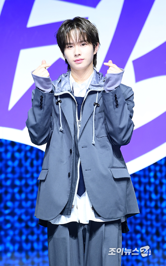 그룹 투어스 경민이 25일 오후 서울 용산구 블루스퀘어에서 열린 투어스(TWS) 첫 번째 싱글앨범 '라스트 벨(Last Bell)' 발매 기념 쇼케이스에 참석하고 있다. [사진=정소희 기자]