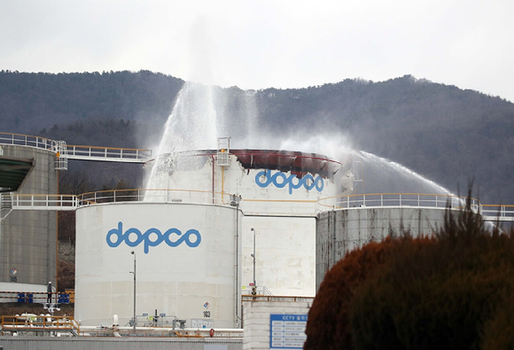 10일 오전 경북 경산시 하양읍 대한송유관공사 영남지사 옥외 유류저장 탱크에서 불이 나 검은 연기가 하늘로 솟구치고 있다. [사진=독자 제공, 연합뉴스]