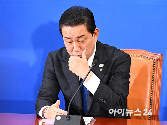 김병기 더불어민주당 원내대표가 30일 서울 여의도 국회에서 열린 원내대책회의에 사퇴의사를 밝히고 있다. [사진=곽영래 기자]