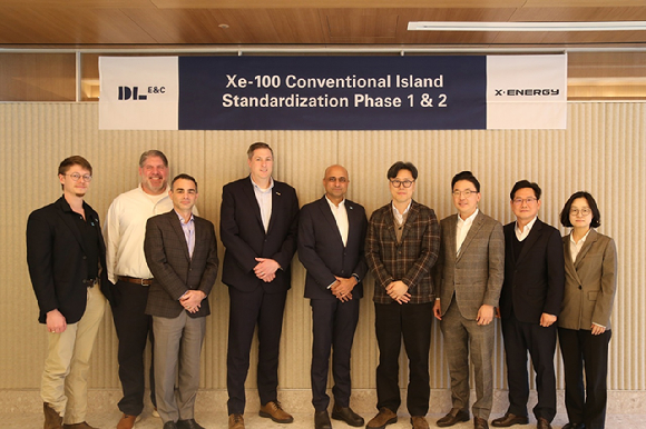 딩카 바티아(Dinkar S. Bhatia) 엑스에너지 최고영업책임자(CCO,왼쪽 다섯째)와 배종식 DL이앤씨 플랜트사업본부 부본부장(왼쪽 여섯째)이 서울 마곡동 본사에서 열린 SMR 표준화 설계 계약 체결을 기념해 사진촬영을 하고 있다. [사진=DL이앤씨]