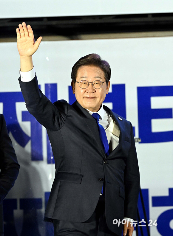 이재명 대통령 후보가 당선이 확실시된 후 4일 서울 여의도 국회앞에 마련된 더불어민주당의 국민개표방송시청 현장에서 지지자들에게 감사 인사를 하고있다. [사진=곽영래 기자]