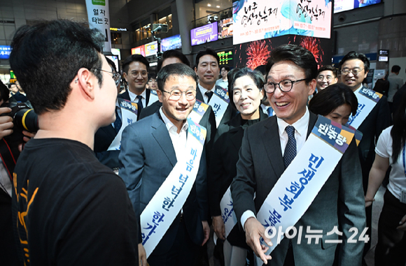 더불어민주당 김민석 당대표와 한병도 원내대표가 추석 연휴를 하루 앞둔 23일 오전 서울 용산역에서 귀성길 시민들에게 인사하고 있다. [사진=곽영래 기자]