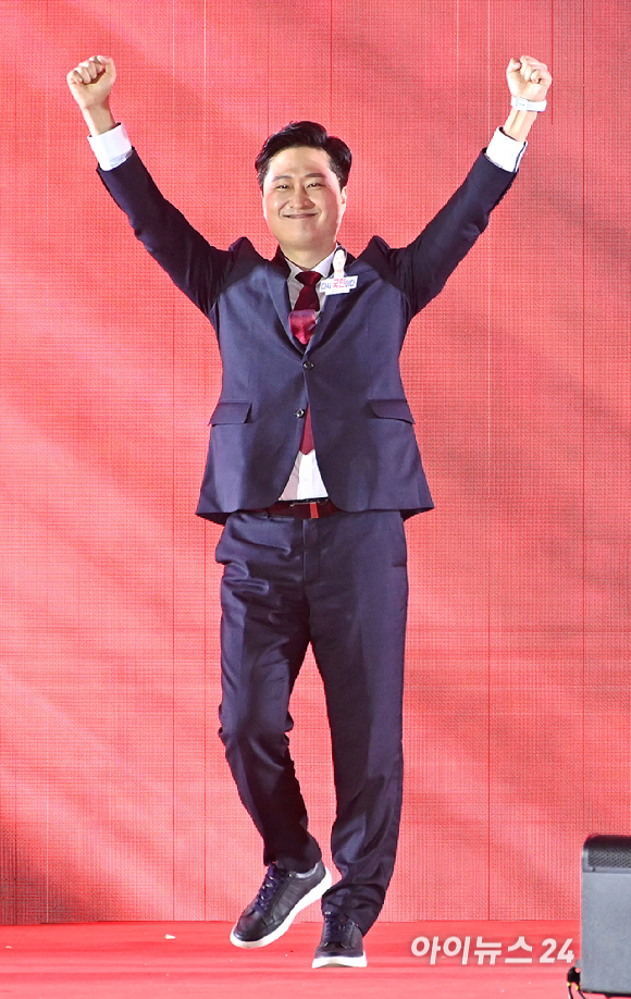 우재준 국민의힘 신임 청년최고위원이 22일 오후 청주 오스코에서 열린 제6차 전당대회에서 기뻐하고 있다. [사진=곽영래 기자]