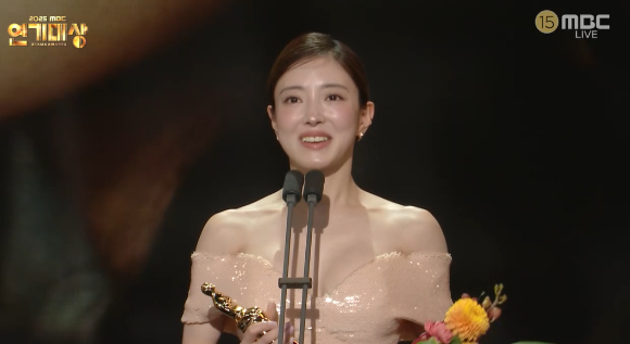 이세영이 30일 서울 상암 MBC신사옥 미디어센터에서 열린 '2025 MBC 연기대상'에서 수상소감을 이야기 하고 있다. [사진=MBC 방송화면 캡처]