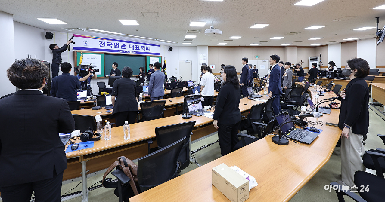 김예영 전국법관대표회의 의장 등 판사들이 26일 경기 고양시 사법연수원에서 열린 전국법관대표회의 임시회의에서 국민의례를 하고 있다. [사진=곽영래 기자]
