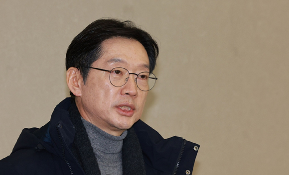 김경수 전 경남도지사가 지난해 12월 5일 인천국제공항을 통해 귀국하며 취재진 질문에 답하고 있다. 2024.12.5 [사진=연합뉴스]