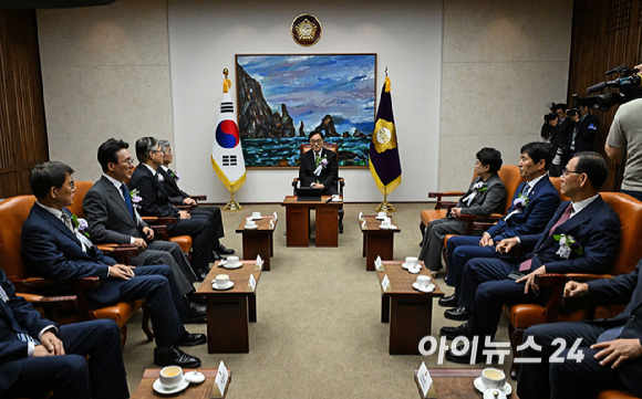 우원식 국회의장이 17일 국회에서 열린 제77주년 제헌절 경축식에 앞서 4부요인 및 감사원장, 여야 지도부 등과 환담하고 있다. [사진=곽영래 기자]