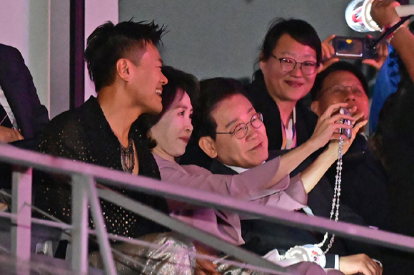 이재명 대통령과 김혜경 여사가 25일(현지시간) 멕시코시티 GNP 스타디움에서 열린 스트레이시티 콘서트에서 대중문화교류위원회 공동위원장인 박진영 JYP엔터테인먼트 대표 프로듀서와 기념촬영을 하고 있다. 2026.9.26 [사진=연합뉴스]
