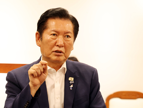 정청래 더불어민주당 당 대표 후보가 28일 세종시를 찾아 당 대표가 됐을 때 추진할 업무 등을 설명하고 있다. [사진=연합뉴스]