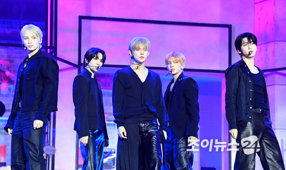 그룹 투모로우바이투게더가 13일 오후 서울시 성북구 안암동 고려대학교 화정체육관에서 열린 투모로우바이투게더(TOMORROW X TOGETHER, TXT) 미니 8집 '7TH YEAR: 가시덤불에 잠시 바람이 멈췄을 때' 발매 기념 쇼케이스에 참석하고 있다. [사진=정소희 기자]