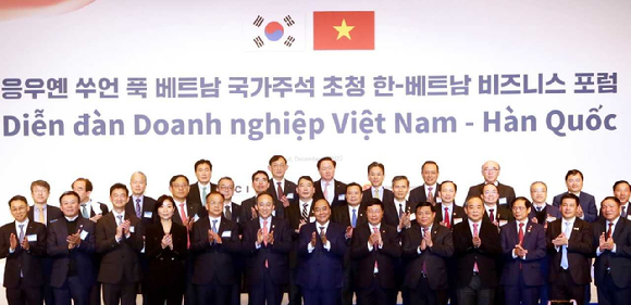 응우옌 쑤언 푹 베트남 국가주석(앞줄 왼쪽 일곱 번째)과 추경호 경제부총리(앞줄 왼쪽 여섯 번째)가 참석자들과 기념촬영을 하고 있다. [사진=대한상의]