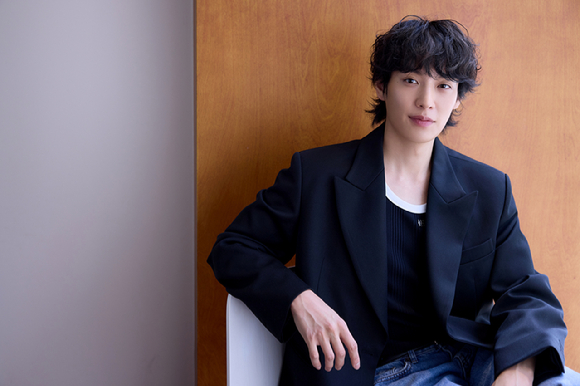 배우 이기택이 JTBC 토일드라마 '미혼남녀의 효율적 만남' 종영 인터뷰에 앞서 포즈를 취하고 있다. [사진=키이스트]