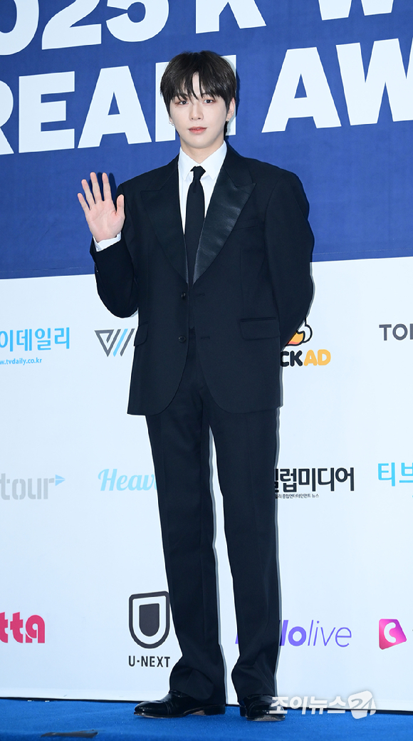 가수 강다니엘이 21일 오후 서울 잠실실내체육관에서 열린 '2025 케이 월드 드림 어워즈'(2025 K WORLD DREAM AWARDS)에 블루카펫 행사에 참석하고 있다. [사진=정소희 기자]