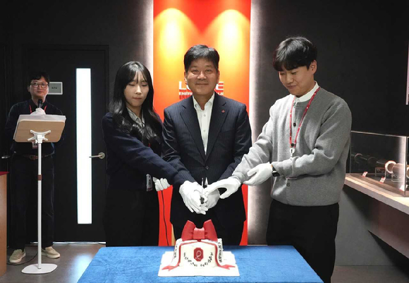 김연섭 롯데에너지머티리얼즈 대표이사(사진 중앙 왼쪽에서 2번째)와 연구소 직원들의 기념식 [사진=롯데에너지머티리얼즈]