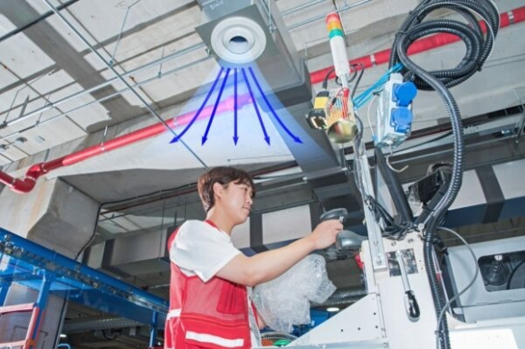 쿠팡 고양1센터에서 직원이 천장형 국소 에어컨 바람을 맞으며 업무하고 있는 모습. [사진=쿠팡 뉴스룸]