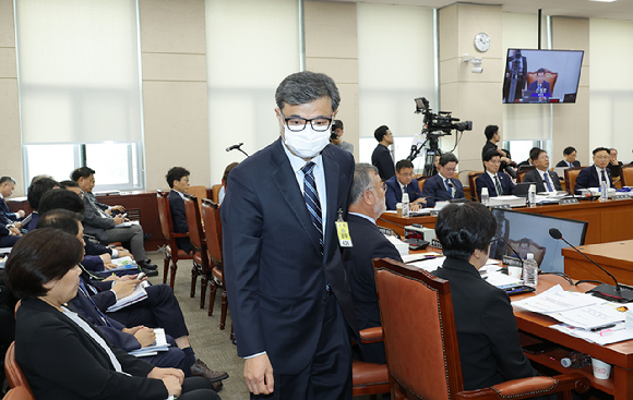 얼굴 비공개'로 논란을 빚어온 진실·화해를 위한 과거사 정리위원회의 황인수 조사 1국장이 14일 서울 여의도 국회에서 열린 행정안전위원회 국정감사에서 신정훈 위원장의 퇴장 명령으로 회의장을 나서고 있다. [사진=연합뉴스]