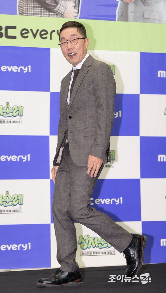 방송인 김제동이 27일 오전 서울 마포구 상암동 스탠포드호텔에서 열린 MBC에브리원 새 예능 프로그램 '성지순례' 제작발표회에 참석하고 있다. [사진=정소희 기자]